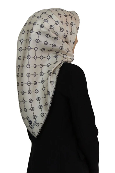 %100 Twill İpek Monogram Desenli Krem - Siyah Renkli 90x90 Eşarp Dikim Şekli : El Dikişi ürün görseli