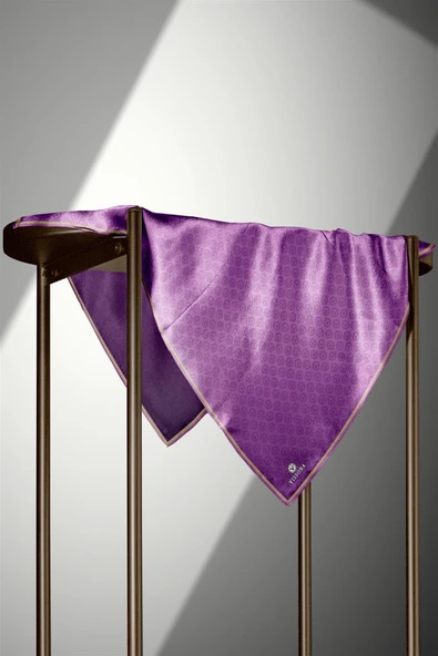 % 57 İPEK % 43 VİSKON Twill İpek Monogram Desenli Mor Renkli 90x90 Eşarp Dikim Şekli : El Dikişi - Resim 4