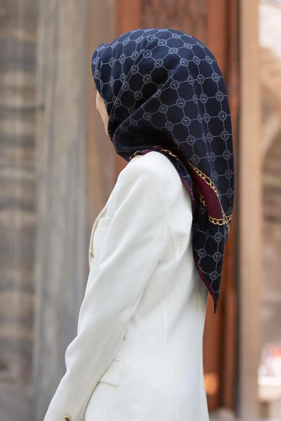 %100 Twill İpek Zincirli Ve Monogram Desenli Lacivert - Bordo Renkli 90x90 Eşarp Dikim Şekli : El Dikişi ürün görseli