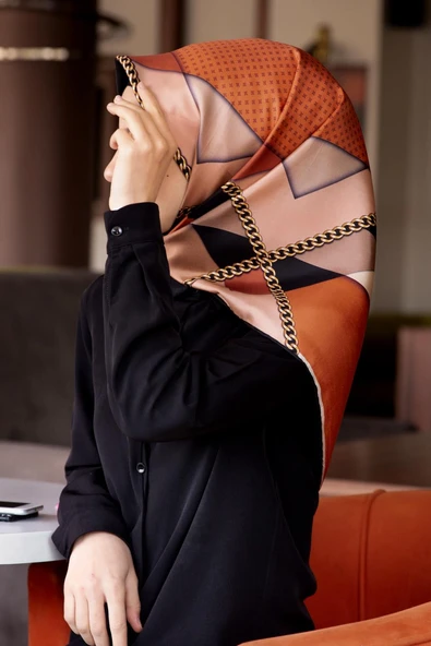 %100 Twill İpek Geometrik Desenli Bej - Taba Renkli 90x90 Eşarp Dikim Şekli : El Dikişi ürün görseli