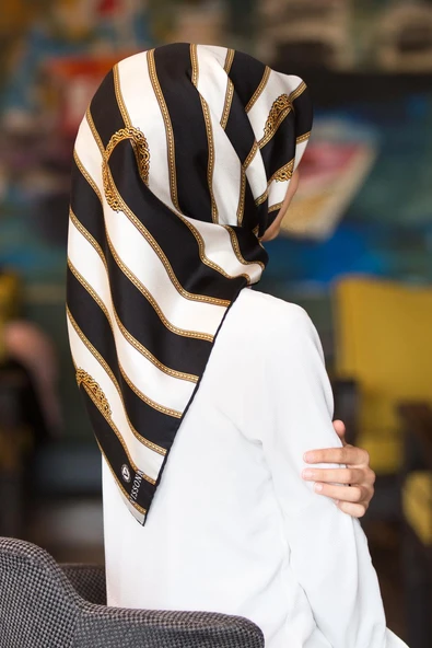 %100 Twill İpek Kemer Desenli Siyah - Krem Renkli 90x90 Eşarp Dikim Şekli : El Dikişi ürün görseli