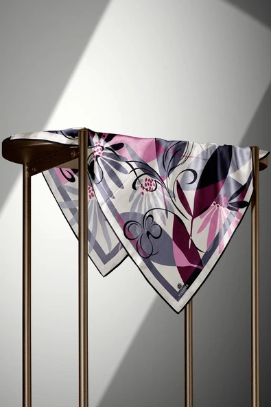 %100 Twill İpek Çiçek Desenli Gri - Siyah Renkli 90x90 Eşarp Dikim Şekli : El Dikişi - Resim 4