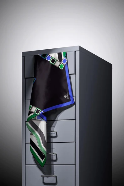 %100 Twill İpek Geometrik Desenli Saks - Zümrüt Yeşili Renkli 90x90 Eşarp Dikim Şekli : El Dikişi - Resim 5