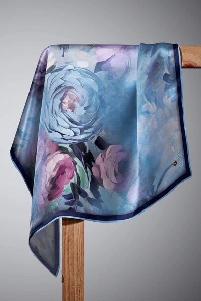 %100 Twill İpek Dumanlı Çiçek Desenli İndigo - Lacivert Renkli 90x90 Eşarp Kenar Dikiş Şekli El Dikişli - Resim 5