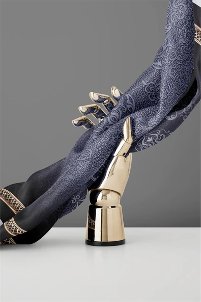 %100 Twill Barok Desenli Gümüş Renkli 90x90 Eşarp Dikim Şekli: El Dikişi - Resim 4