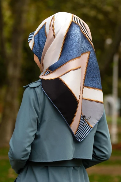 % 57 İPEK % 43 İPEK Twill İpek Geometrik Desenli Bebe Mavisi - Siyah Renkli 90x90 Eşarp Dikim Şekli : El Dikişi ürün görseli 1