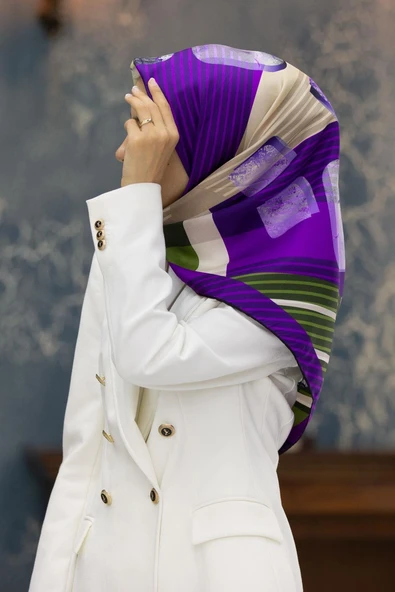 %100 Twill İpek Geometrik Desenli Mor - Haki Renkli 90x90 Eşarp Dikim Şekli : El Dikişi ürün görseli 1