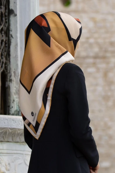 %100 Twill İpek Geometrik Desenli Taba - Gold Renkli 90x90 Eşarp Dikim Şekli : El Dikişi ürün görseli