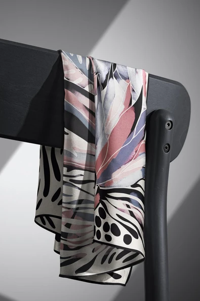 %100 Twill İpek Amazon Desenli Pudra - Gri Renkli 90x90 Eşarp Kenar Dikiş Şekli El Dikişli - Resim 4