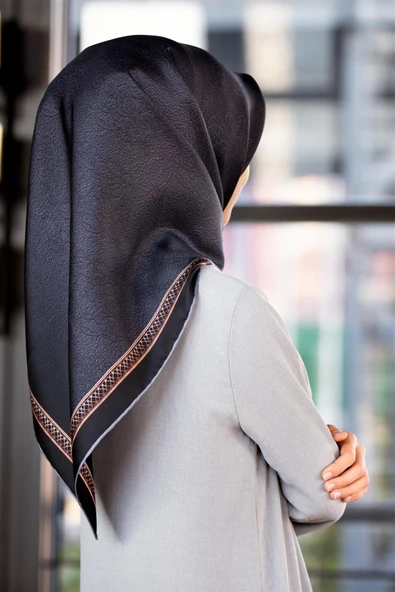 % 57 İPEK % 43 VİSKON Twill Barok Desenli Siyah Renkli 90x90 Eşarp Dikim Şekli: El Dikişi ürün görseli