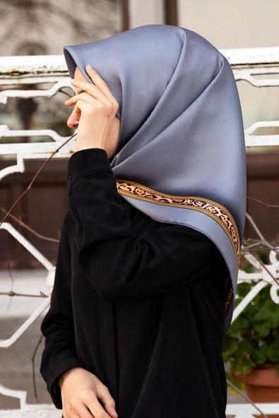 %100 Twill İpek Bordürü Leoparlı Düz Desenli Gri - Gold Renkli 90x90 Eşarp Dikim Şekli : El Dikişi ürün görseli