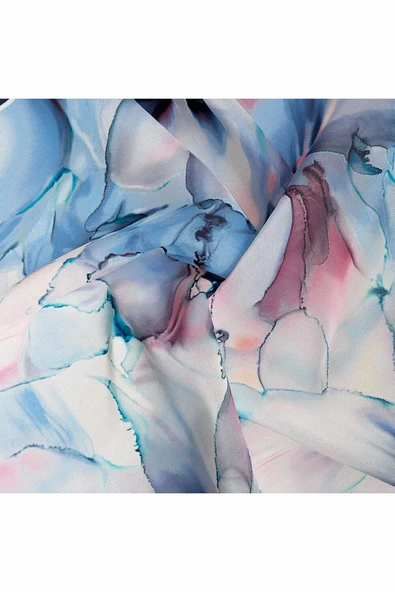 %100 Twill İpek Batik Çiçek Desenli Bebe Mavisi - Pudra Renkli 90x90 Eşarp Kenar Dikiş Şekli El Dikişli - Resim 6