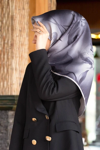 100% Twill İpek Çiçek Desenli Gümüş Renkli 90x90 Dikim Şekli : El Dikişi Eşarp ürün görseli 1