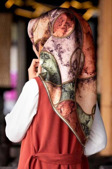% 57 İPEK % 43 VİSKON Twill İpek Zincirli Mermer Desenli Haki - Bakır Renkli 90x90 Eşarp Dikim Şekli : El Dikişi ürün görseli