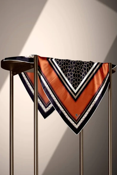 % 57 İPEK % 43 VİSKON Twill İpek Gold Halka Desenli Taba - Siyah Renkli 90x90 Eşarp Dikim Şekli : El Dikişi - Resim 3