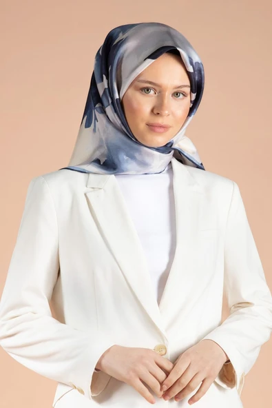 %100 Twill İpek Yaprak Desenli İndigo Mavisi - Lacivert Renkli 90x90 Eşarp Dikim Şekli : El Dikişi - Resim 3