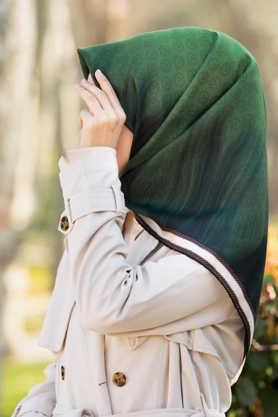 100% Twill İpek Monogram Desenli Zümrüt Yeşili Renkli 90x90 Dikim Şekli : El Dikişi Eşarp ürün görseli