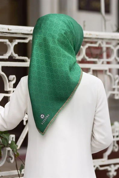 % 57 İPEK % 43 VİSKON Twill İpek Monogram Desenli Zümrüt Yeşili Renkli 90x90 Eşarp Dikim Şekli : El Dikişi ürün görseli