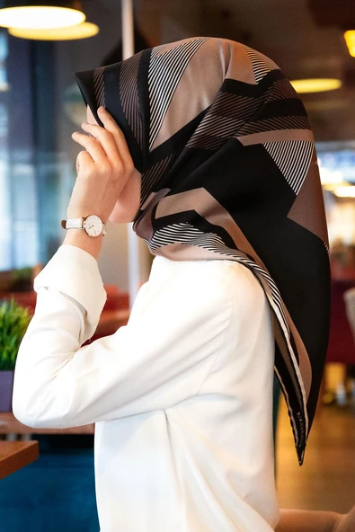 %100 Twill İpek Geometrik Desenli Bej - Siyah Renkli 90x90 Eşarp Dikim Şekli : El Dikişi ürün görseli