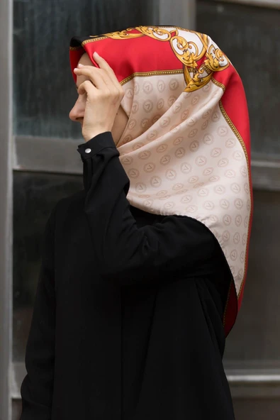 %100 Twill İpek Monogram Ve Barok Desenli Kırmızı - Krem Renkli 90x90 Eşarp Dikim Şekli : El Dikişi ürün görseli