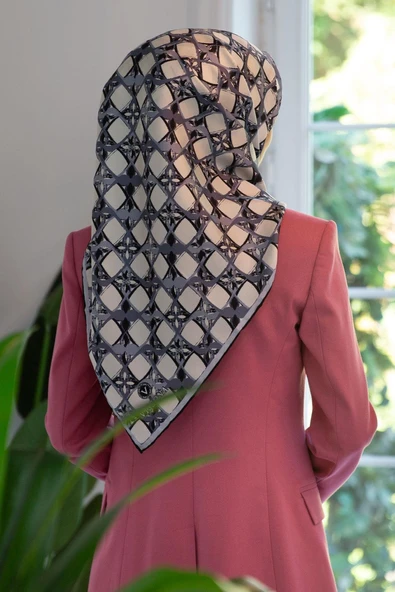 %100 Twill İpek Geometrik Desenli Krem - Gri Renkli 90x90 Eşarp Dikim Şekli : El Dikişi ürün görseli