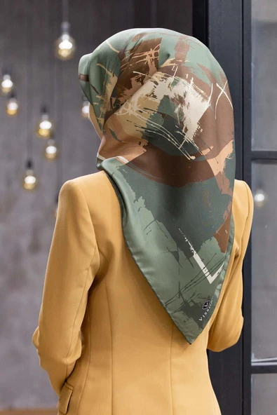 % 57 İPEK % 43 VİSKON Twill İpek Geometrik Desenli Çağla - Bakır Renkli 90x90 Eşarp Dikim Şekli : El Dikişi ürün görseli