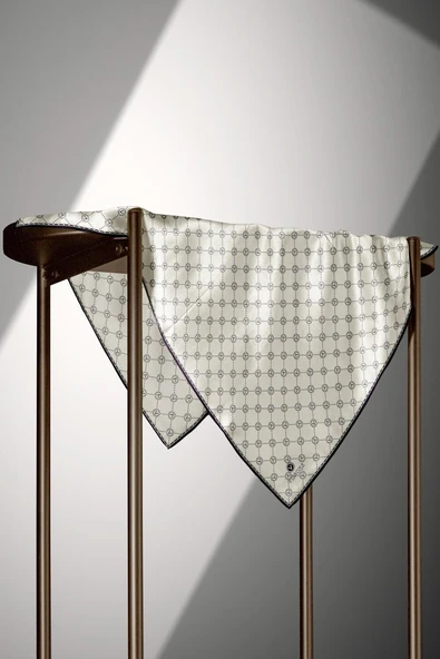 %100 Twill İpek Monogram Desenli Krem - Siyah Renkli 90x90 Eşarp Dikim Şekli : El Dikişi - Resim 3
