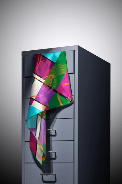 %100 Twill İpek Geometrik Desenli Zümrüt Yeşili - Mürdüm Renkli 90x90 Eşarp Dikim Şekli : El Dikişi - Resim 5