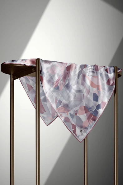 %100 Twill İpek Çiçek Desenli Pudra - Bebe Mavisi Renkli 90x90 Eşarp Dikim Şekli : El Dikişi - Resim 4