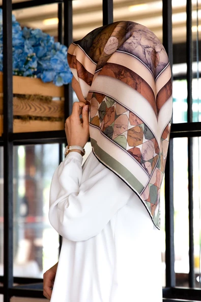 %100 Twill İpek Mermer Efektrli Geometrik Desenli Haki - Bakır Renkli 90x90 Eşarp Dikim Şekli : El Dikişi ürün görseli