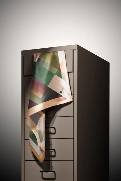 %100 Twill İpek Geometrik Desenli Bej - Haki Renkli 90x90 Eşarp Dikim Şekli : El Dikişi - Resim 4