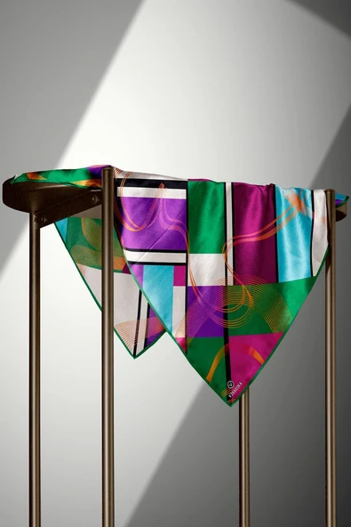 %100 Twill İpek Geometrik Desenli Zümrüt Yeşili - Mürdüm Renkli 90x90 Eşarp Dikim Şekli : El Dikişi - Resim 4