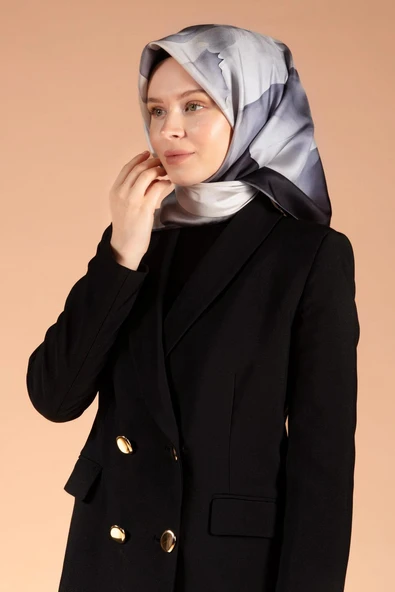 %100 Twill İpek Yaprak Desenli Gri - Siyah Renkli 90x90 Eşarp Dikim Şekli : El Dikişi - Resim 3