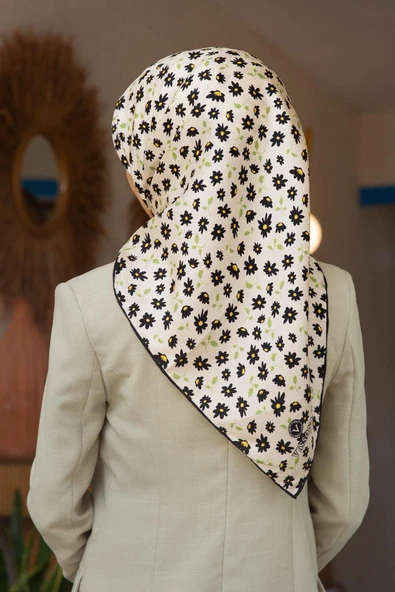 %100 Twill İpek Papatya Desenli Krem - Siyah Renkli 90x90 Eşarp Dikim Şekli : El Dikişi ürün görseli