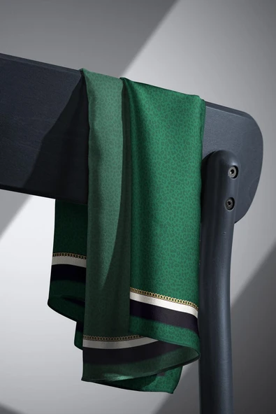 % 57 İPEK % 43 VİSKON Twill İpek Leopar Desenli Zümrüt Yeşili Renkli 90x90 Eşarp Dikim Şekli : El Dikişi - Resim 6