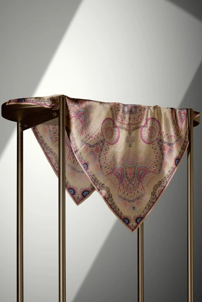 %100 Twill İpek Şal Desenli Bej Renkli 90x90 Eşarp Dikim Şekli : El Dikişi - Resim 3