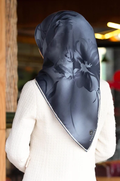 100% Twill İpek Çiçek Desenli Bebe Mavisi Renkli 90x90 Dikim Şekli : El Dikişi Eşarp ürün görseli