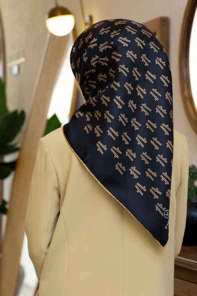 %100 Twill İpek Geometrik Desenli Siyah - Gold Renkli 90x90 Eşarp Dikim Şekli : El Dikişi ürün görseli