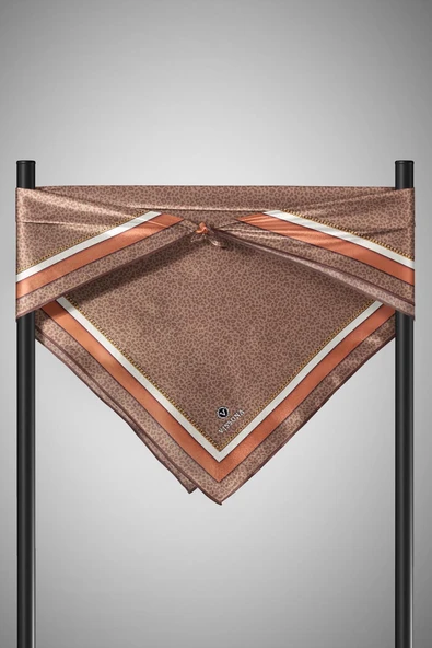 % 57 İPEK % 43 VİSKON Twill İpek Leopar Desenli Vizon Renkli 90x90 Eşarp Dikim Şekli : El Dikişi - Resim 5