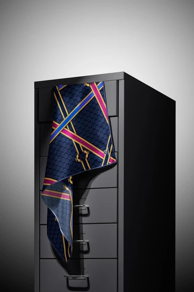 %100 Twill İpek Kemerli Ve Monogram Desenli Lacivert - Fuşya Renkli 90x90 Eşarp Dikim Şekli : El Dikişi - Resim 6