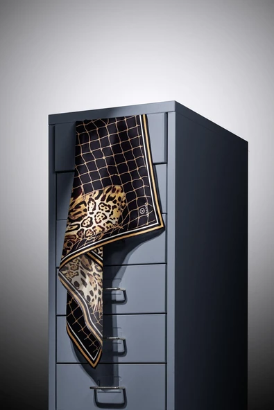 %100 Twill İpek Leopar Desenli Siyah - Bej Renkli 90x90 Eşarp Dikim Şekli : El Dikişi - Resim 3