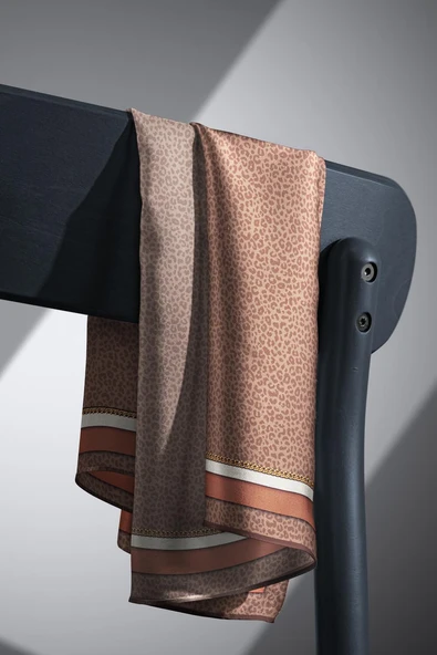 % 57 İPEK % 43 VİSKON Twill İpek Leopar Desenli Vizon Renkli 90x90 Eşarp Dikim Şekli : El Dikişi - Resim 6