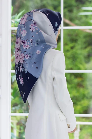 %100 Twill İpek Geometrik Ve Çiçek Desenli Lacivert - Gümüş Renkli 90x90 Eşarp Dikim Şekli : El Dikişi ürün görseli