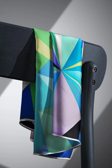 %100 Twill İpek Geometrik Desenli Zümrüt Yeşili - İndigo Renkli 90x90 Eşarp Dikim Şekli : El Dikişi - Resim 6