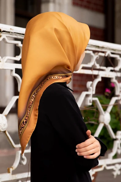 %100 Twill İpek Bordürü Leoparlı Düz Desenli Gold - Gold Renkli 90x90 Eşarp Dikim Şekli : El Dikişi ürün görseli