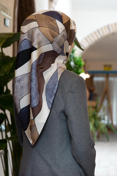 %100 Twill İpek Geometrik Desenli Bej - Gri Renkli 90x90 Eşarp Dikim Şekli : El Dikişi ürün görseli