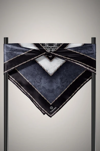 % 57 İPEK % 43 VİSKON Twill İpek Dokulu Geometrik Desenli Siyah - Krem Renkli 90x90 Eşarp Dikim Şekli : El Dikişi - Resim 4