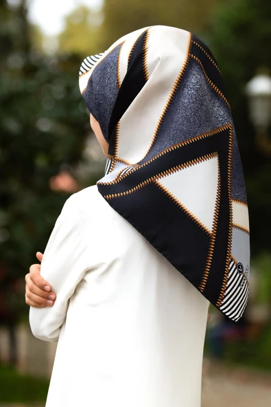 %100 Twill İpek Geometrik Desenli Gümüş - Siyah Renkli 90x90 Eşarp Dikim Şekli : El Dikişi ürün görseli 1