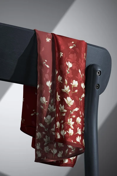 % 57 İPEK % 43 VİSKON Twill İpek Çiçek Desenli Bordo Renkli 90x90 Eşarp Dikim Şekli : El Dikişi - Resim 4