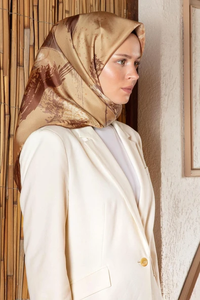 %100 Twill İpek Suluboya Çiçek Desenli Bej Renkli 90x90 Eşarp Dikim Şekli : El Dikişi - Resim 2